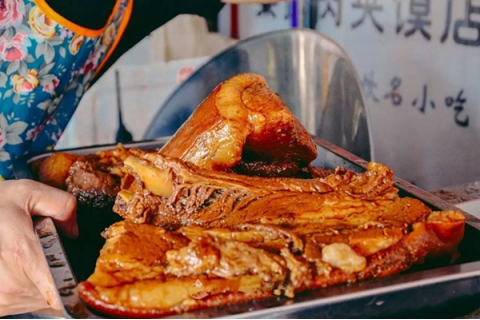 第一次吃西安肉夾饃，怎么假裝成為老桿模樣？