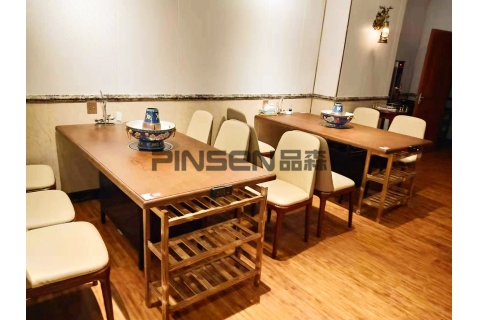 選擇無煙火鍋桌椅廠家定制餐桌椅有什么好處呢？
